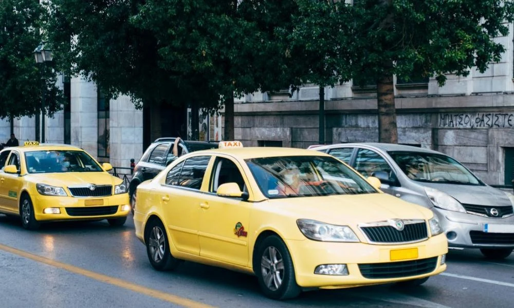 Ταξιτζής στο Μοσχάτο έκλεψε το κινητό 46χρονης και την χτύπησε με το αυτοκίνητο